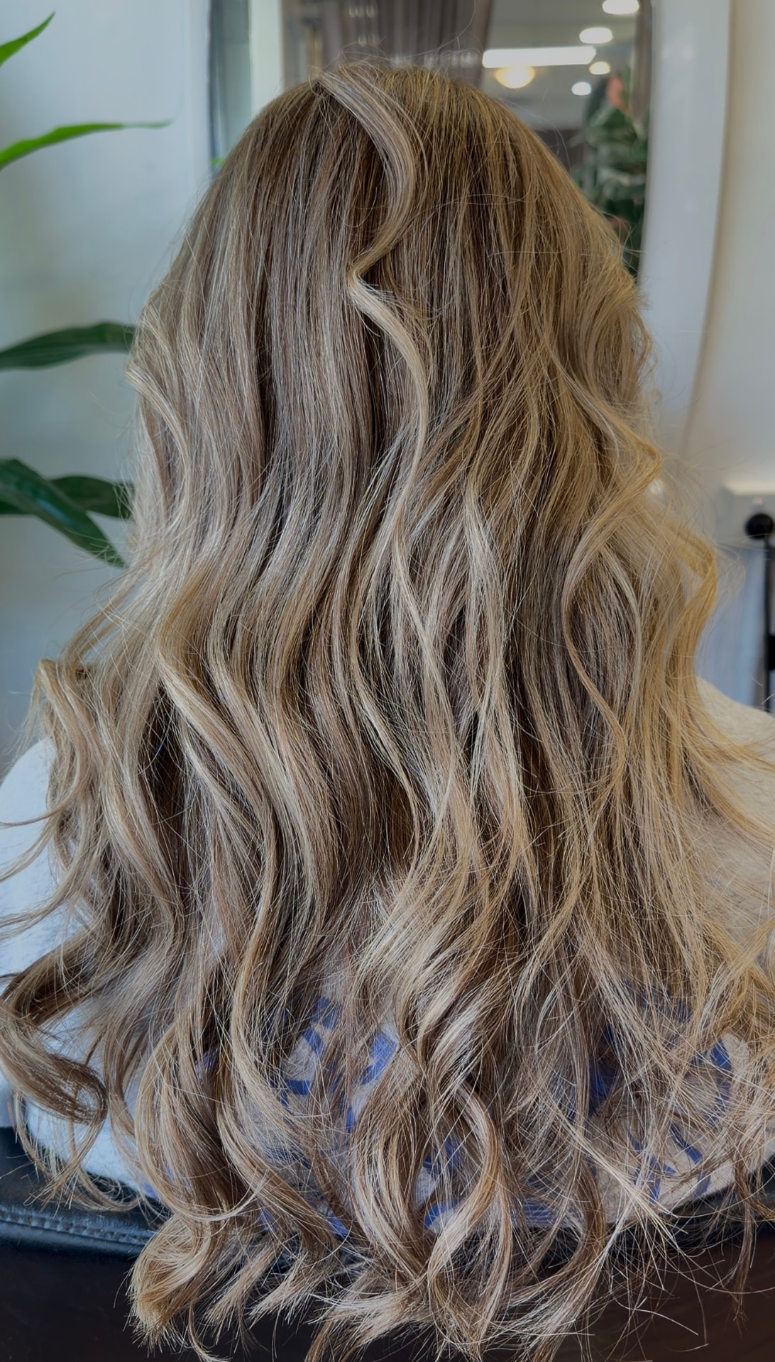 Long wavy blonde balayage with creamy ribbons